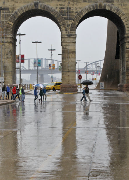 Students tour riverfront near Eads Bridge